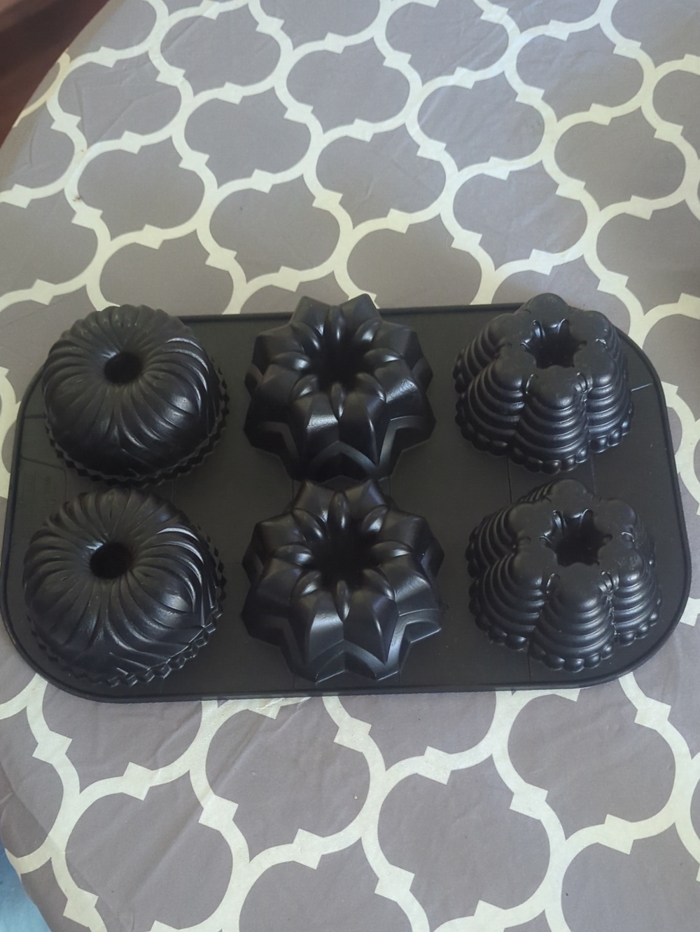 Nonstick Bundt Mini Cake Pan - Black